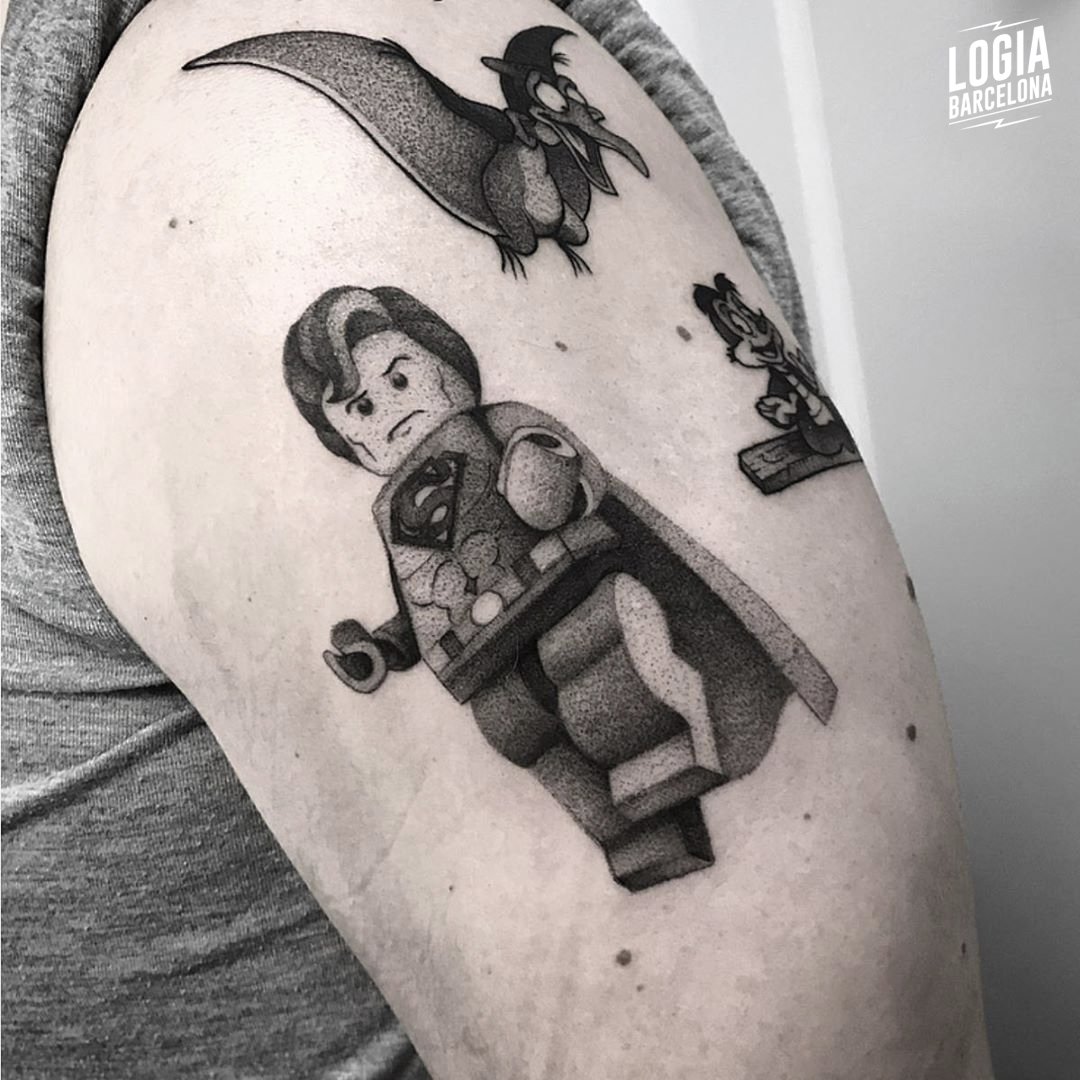 tatuaje_brazo_superman_lego_victor_dalmau_logiabarcelona        